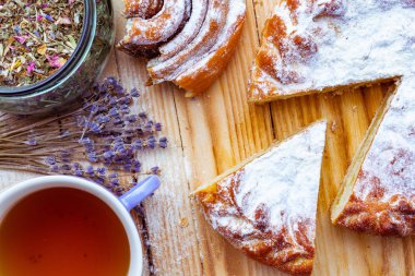 farklı tahıl ekmek, otlar kavanoz ve bitkisel çay Kupası