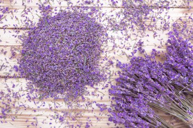 Lavanta menekşe kurdele ile buket kurutulmuş ve çiçekler dağınık