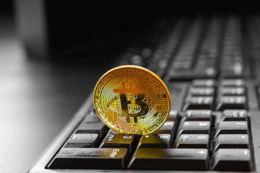 klavye üzerinde altın bitcoin