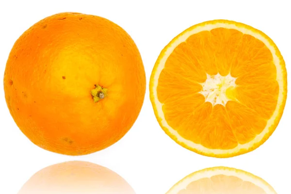 Πορτοκάλι με μισό απομονώνονται σε λευκό φόντο — Φωτογραφία Αρχείου