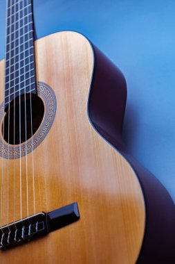 gitar sarı mavi parlak ahşap güverte kavisli şekli bölümü