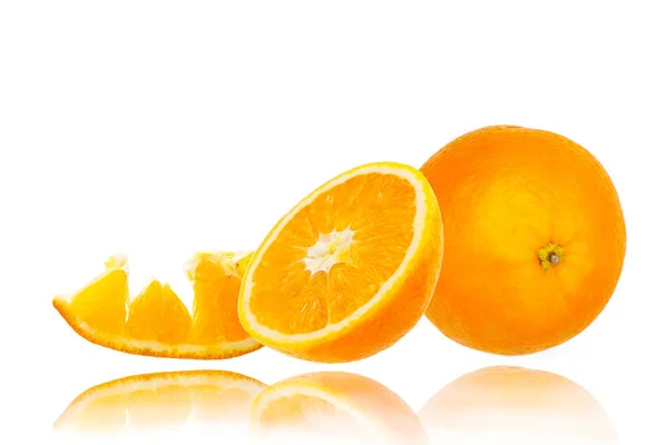 Naranja con medio aislado sobre el fondo blanco — Foto de Stock