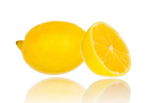 Limón fresco con medio aislado sobre blanco — Foto de Stock