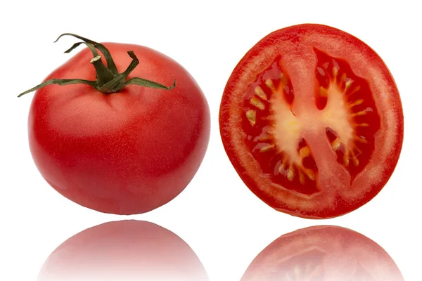 Tomate vermelho inteiro e meio maduro isolado sobre fundo branco — Fotografia de Stock