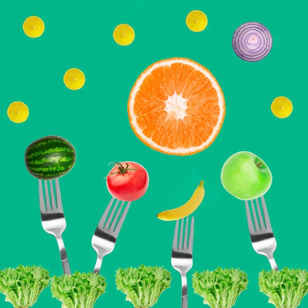Legumes e frutas em garfos Padrão alimentar fundo Visão superior — Fotografia de Stock
