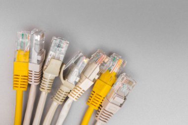 Ağ kablolarının gri seçici odak üzerinde Kapat