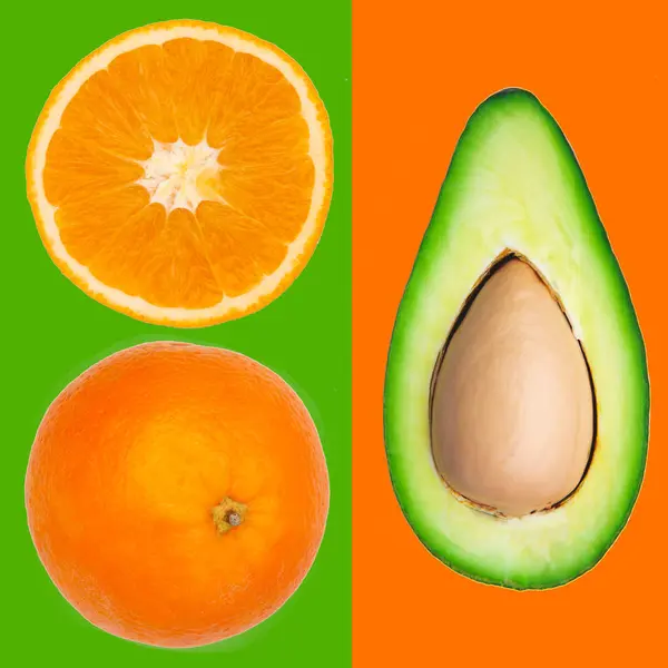 Коллаж тропических фруктов авокадо и оранжевый на цветном фоне — стоковое фото