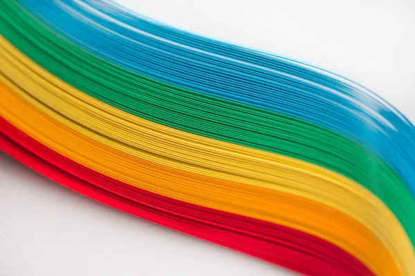 Bastelbedarf - Bänder, Papier Regenbogenfarben, isoliert auf weiß Stockbild