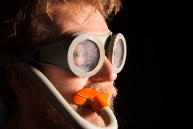 snorkeling ekipman izole o adam yüz dikey, sakallı