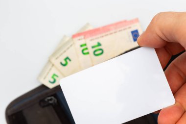 euro banknot ve boş kredi kartı şablon metni beyaz arka planda gri cüzdan