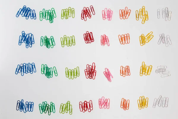 Pilas de clips de papel multicolores sobre fondo blanco — Foto de Stock