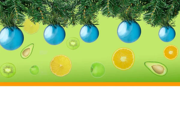 Sapin de Noël avec décoration boules bleues sur fond de fruits — Photo