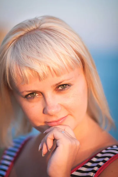 Young blonde hair woman portrait at sunset — Stock Photo, Image