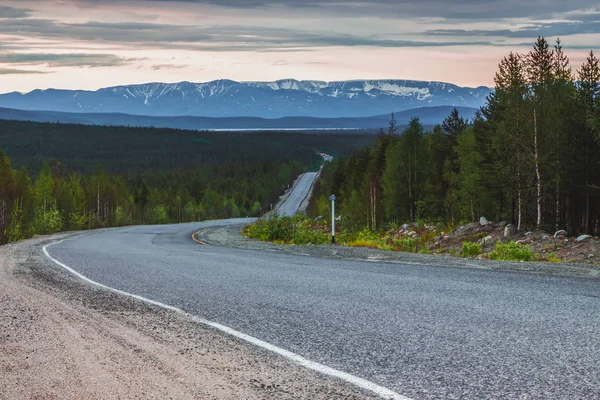 arka planda yol dağlara. Khibiny, Murmansk bölgesi, Rusya Federasyonu.