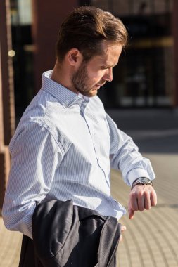 işadamı ile ceket kol saati zamanında kontrol elinde