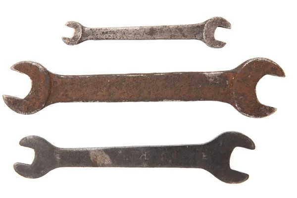 Trzy stare narzędzia zardzewiały klucz na białym tle — Zdjęcie stockowe