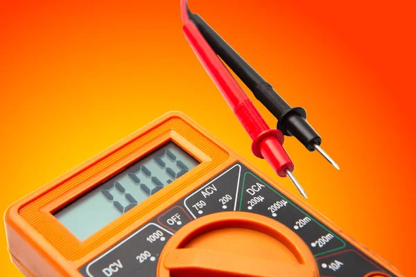 Multimeter auf Gefälle gelb orange Hintergrund — Stockfoto