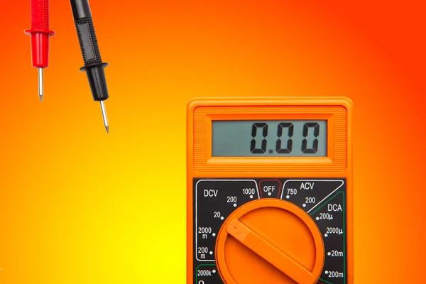 Multimeter auf Gefälle gelb orange Hintergrund — Stockfoto