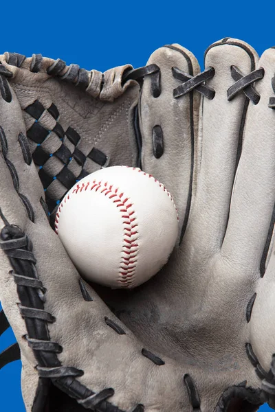 Alte gebrauchte Baseballhandschuh und Ball isoliert Nahaufnahme — Stockfoto