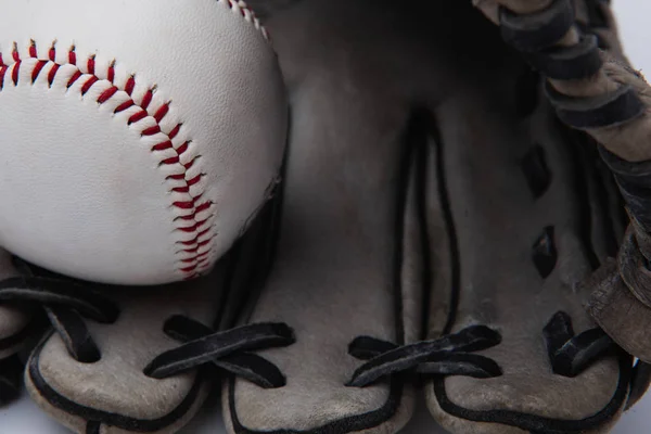 Alter Gebrauchter Baseballhandschuh Und Ball Isoliert Auf Weißer Nahaufnahme — Stockfoto