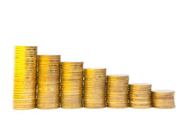 Altın para yığını beyaza izole edilmiş