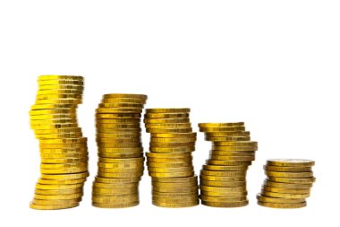 Altın para yığınları üzerinde beyaz izole