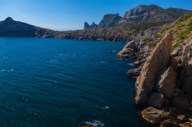 Kayalık sahil şeridi ve turquois su ve mavi gökyüzü dramatik peyzaj