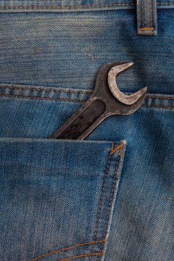 İngiliz anahtarları araçlar mavi kot pantolon cebinde