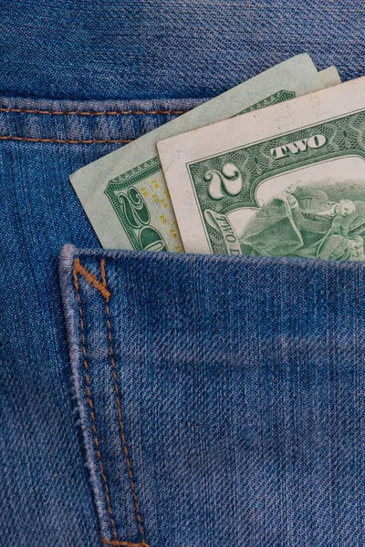 Duas notas de dólar em fecho de bolso de jeans — Fotografia de Stock