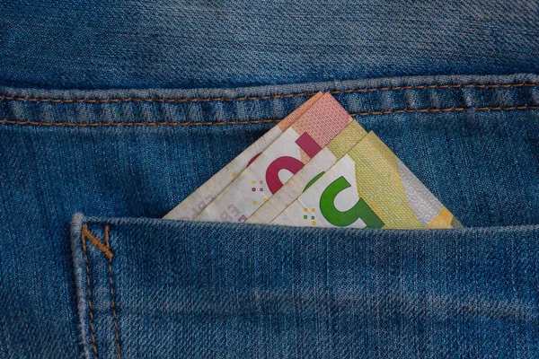 Rachunki za euro w tle kieszeni dżinsów — Zdjęcie stockowe
