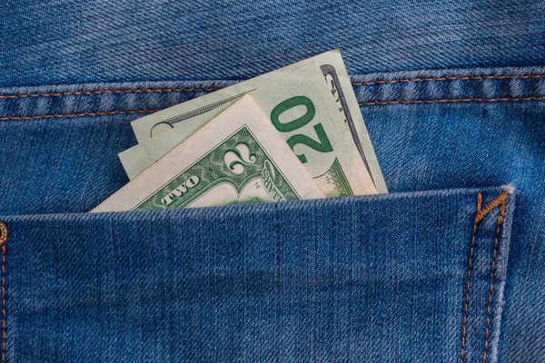 2 банкноты по доллару в джинсах крупным планом — стоковое фото