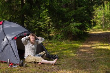 şaşkın ve sürpriz sakallı hippi adam kayıp yakınında çadır hisseder