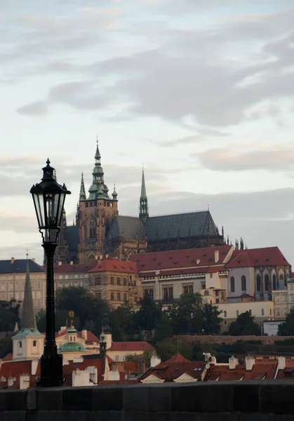 Prag Kalesi Charles Köprüsü Nden Bir Sonbahar Gündoğumu Sırasında Arıyorum — Stok fotoğraf