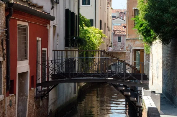 Schilderachtige Brug Kleine Gracht Woonwijk Venetië — Stockfoto