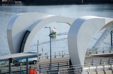 Inner Harbor Victoria, British Columbia'Johnson Cadde Köprüsü çerçeveler