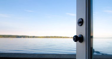 Bir düğme closeup ve açılan bir tutam Fransız bir kumsala lider kapılar