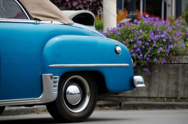 Çiçek sepeti Long Beach, Washington'daki önünde klasik mavi araba park