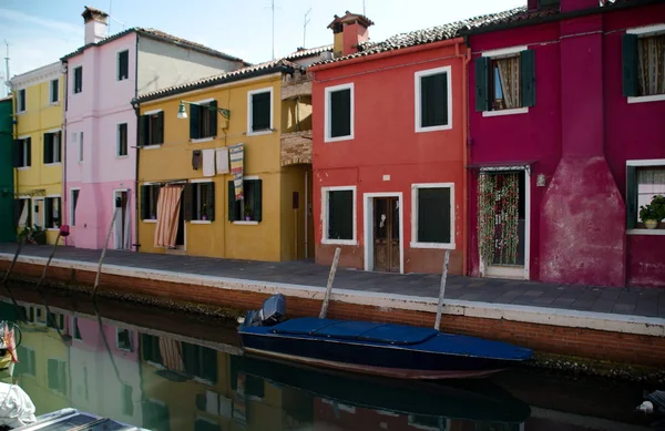 在布拉诺岛 威尼斯 欧洲五颜六色的房子和船 — 图库照片