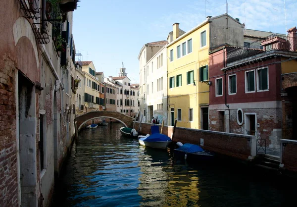 Puente Panorámico Sobre Pequeño Canal Barrio Residencial Venecia — Foto de Stock