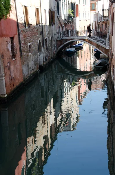 Puente Panorámico Sobre Pequeño Canal Barrio Residencial Venecia — Foto de Stock