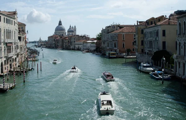 Полуденное Движение Гранд Канале Возле Санта Мария Делла Салюте Венеция — стоковое фото