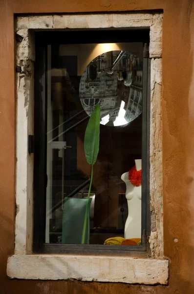 店の窓の反射に近いヴェネツィア サンさん — ストック写真