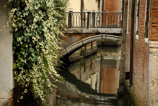 Festői Híd Velence Lakóövezetében Lévő Kis Csatorna — Stock Fotó