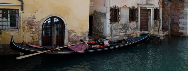Гондола Припаркована Рядом Гранд Каналом Венеция — стоковое фото