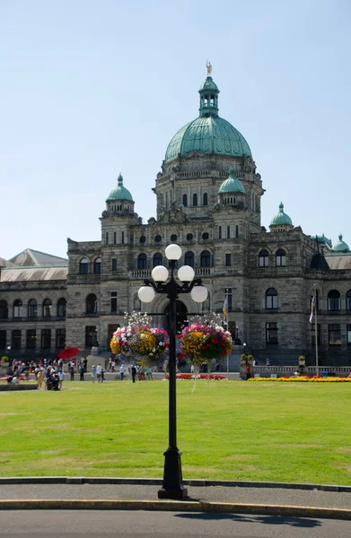 Gatlykta Med Hängande Blomma Korgar Framför Parlamentsbyggnaden Victoria British Columbia — Stockfoto