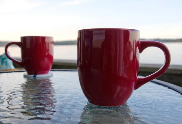 Tasses Café Céramique Rouge Sur Une Table Verre Avec Port — Photo