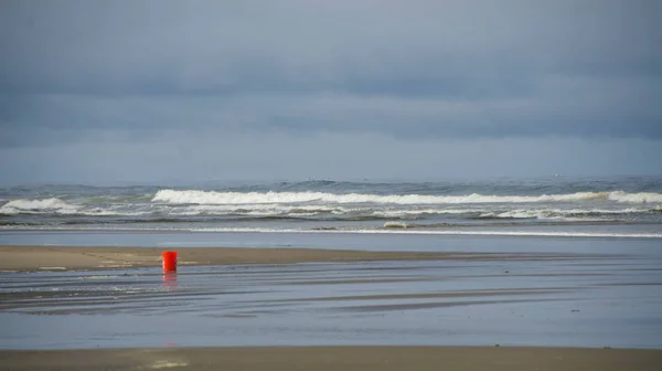 Помаранчевий Відро Перед Хвилі Пляжі Видом Море Вашингтон — стокове фото
