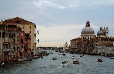 Grand Canal yakınındaki trafik