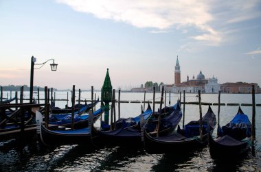 Gondol ve Giorgio Maggiore Kilisesi üzerinde gündoğumu izlerken
