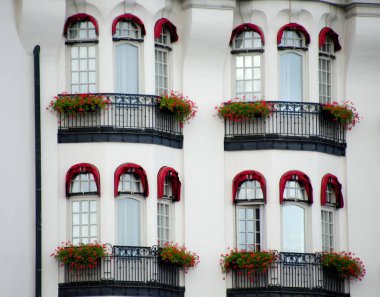 Windows üzerinde Strandvagen, Stockholm çevresinde kırmızı ayrıntıları ile bina